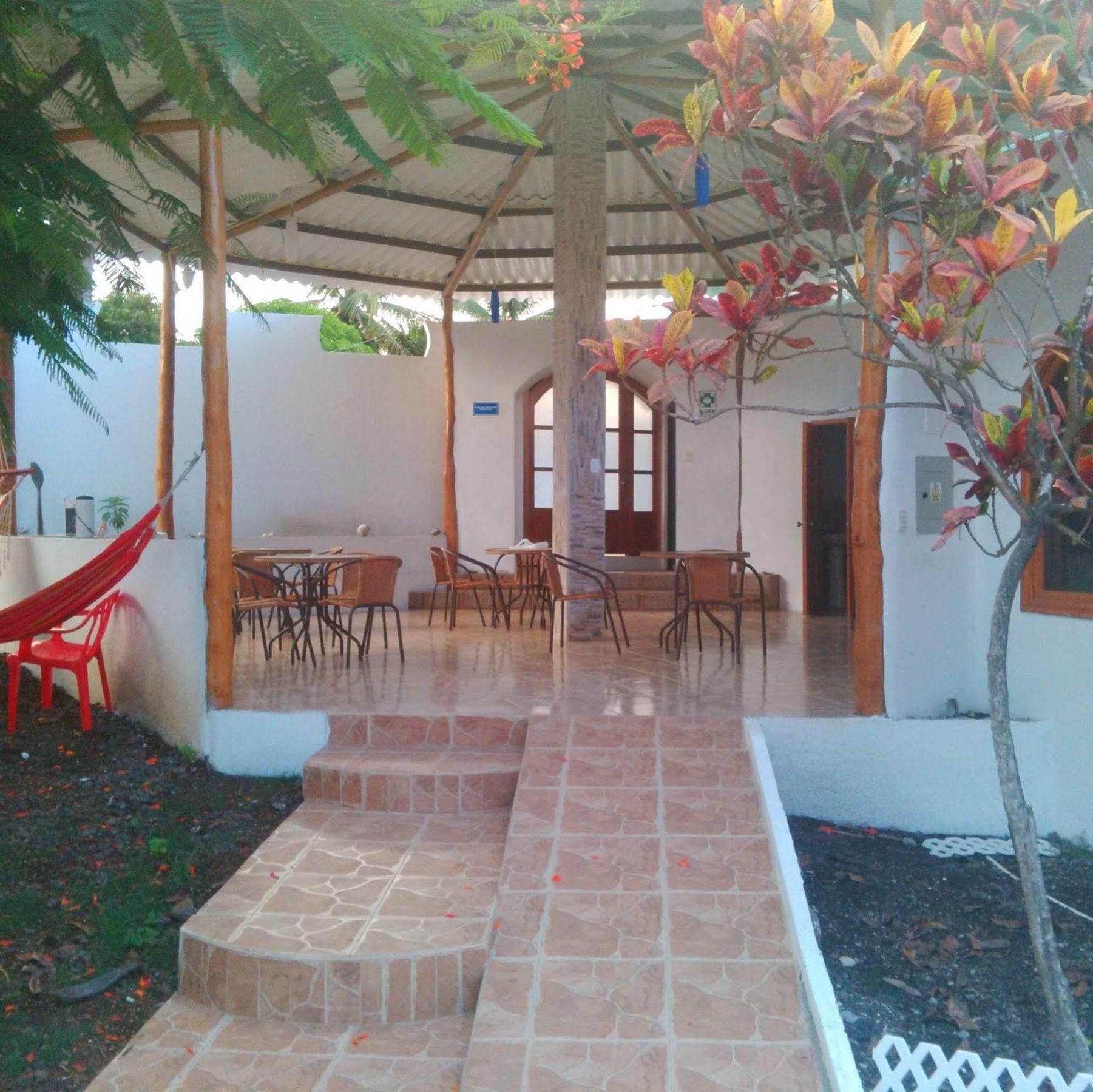 Hostal White House Galapagos Puerto Ayora  Exterior foto